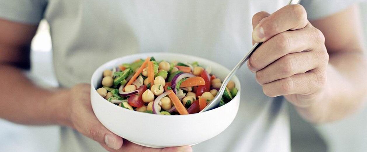 Ένας άντρας τρώει τροφές που είναι καλές για την ισχύ