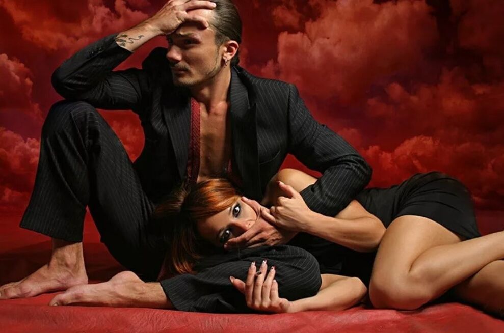 Μια γυναίκα προσπαθεί να πείσει έναν άντρα να του κάνει μασάζ στο σημείο G